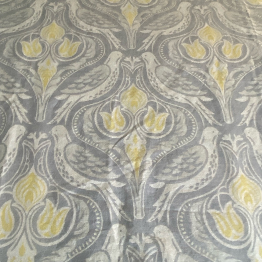 Beautiful Table Cloth, Doves/ Love Birds and Tulips - Picture 2 of 5